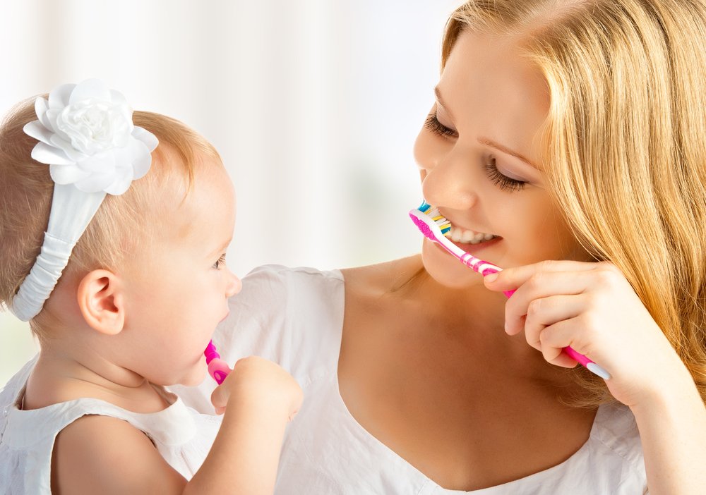 Как правильно чистить молочные зубки: советы стоматологов