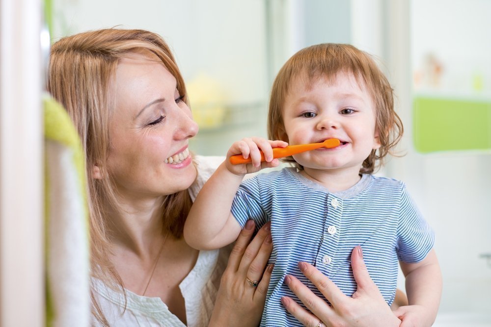 Как родителям правильно организовать чистку зубов?