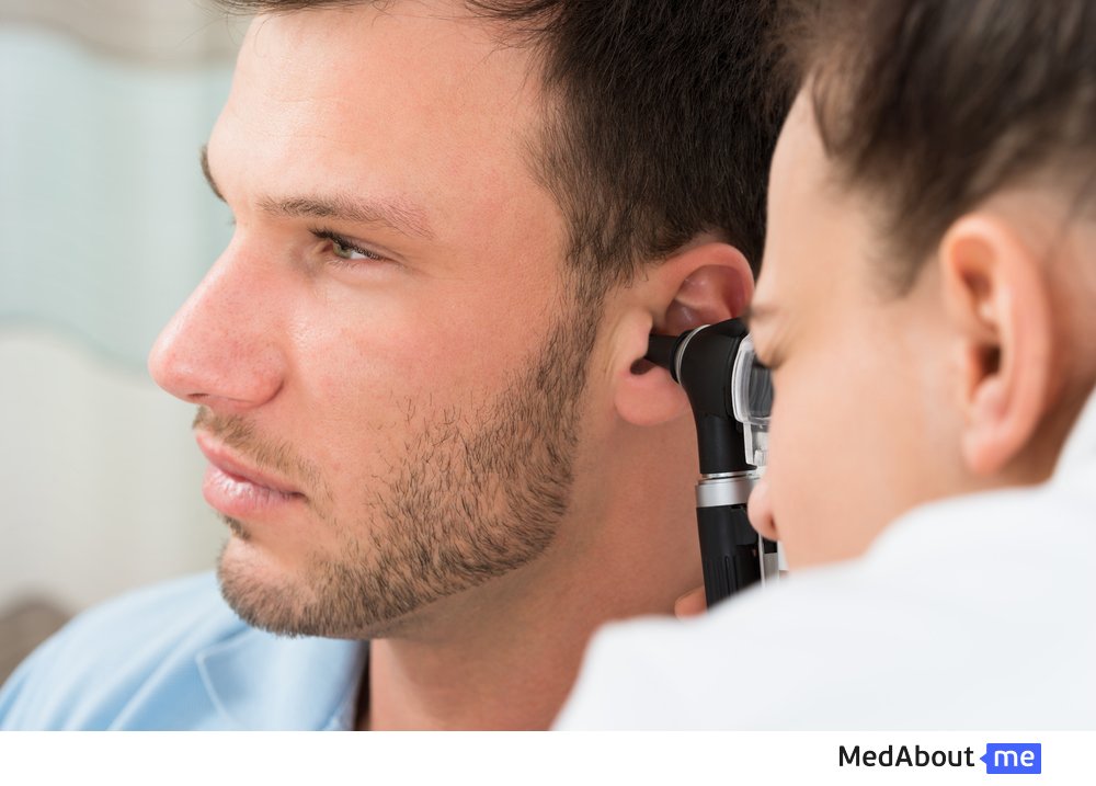 Какой врач лечит заложенность уха