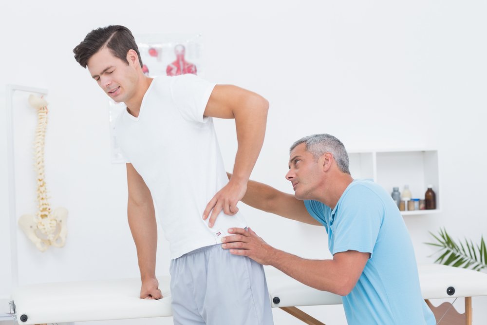 Профилактика возникновения резкой боли в области спины: выполнение физических упражнений