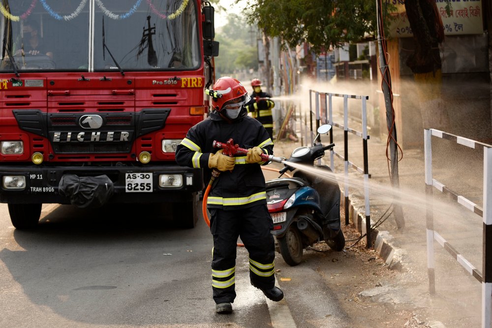 Пожар эпидемии Индия тушит с помощью пожарных