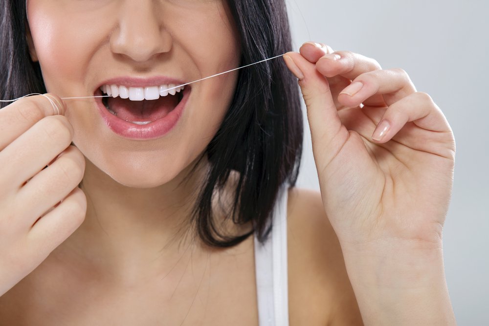 Чистка зубов нитью и другие секреты красивых зубов