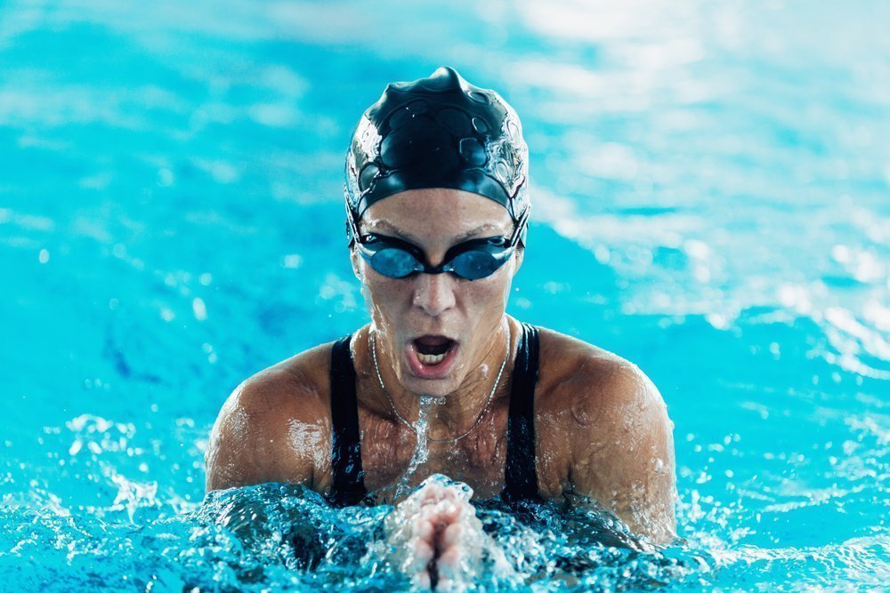 Польза фитнес-тренировок, включающих плавание брассом