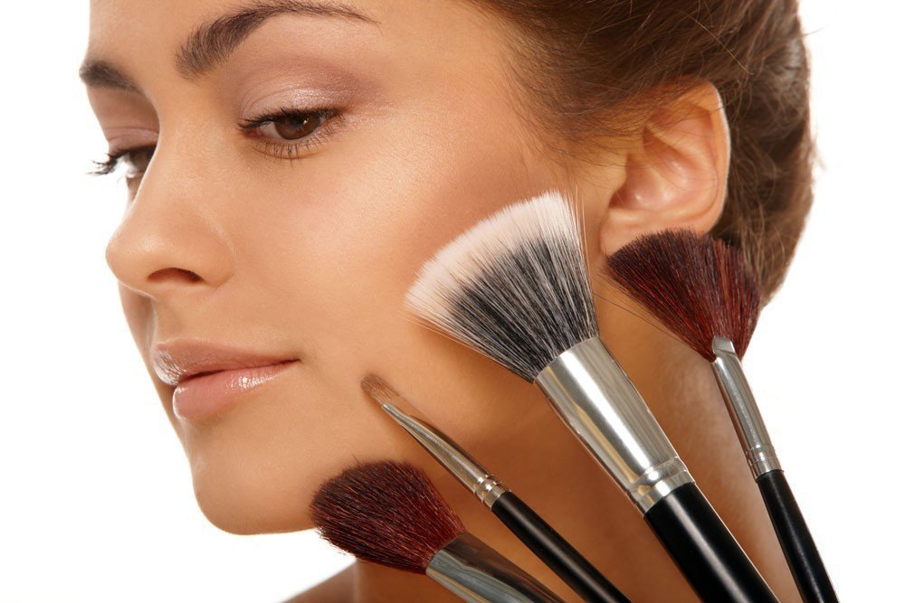 Использование грязных кистей для макияжа лица